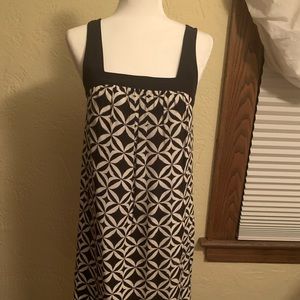 Beautiful White House Black Market dress in EUC